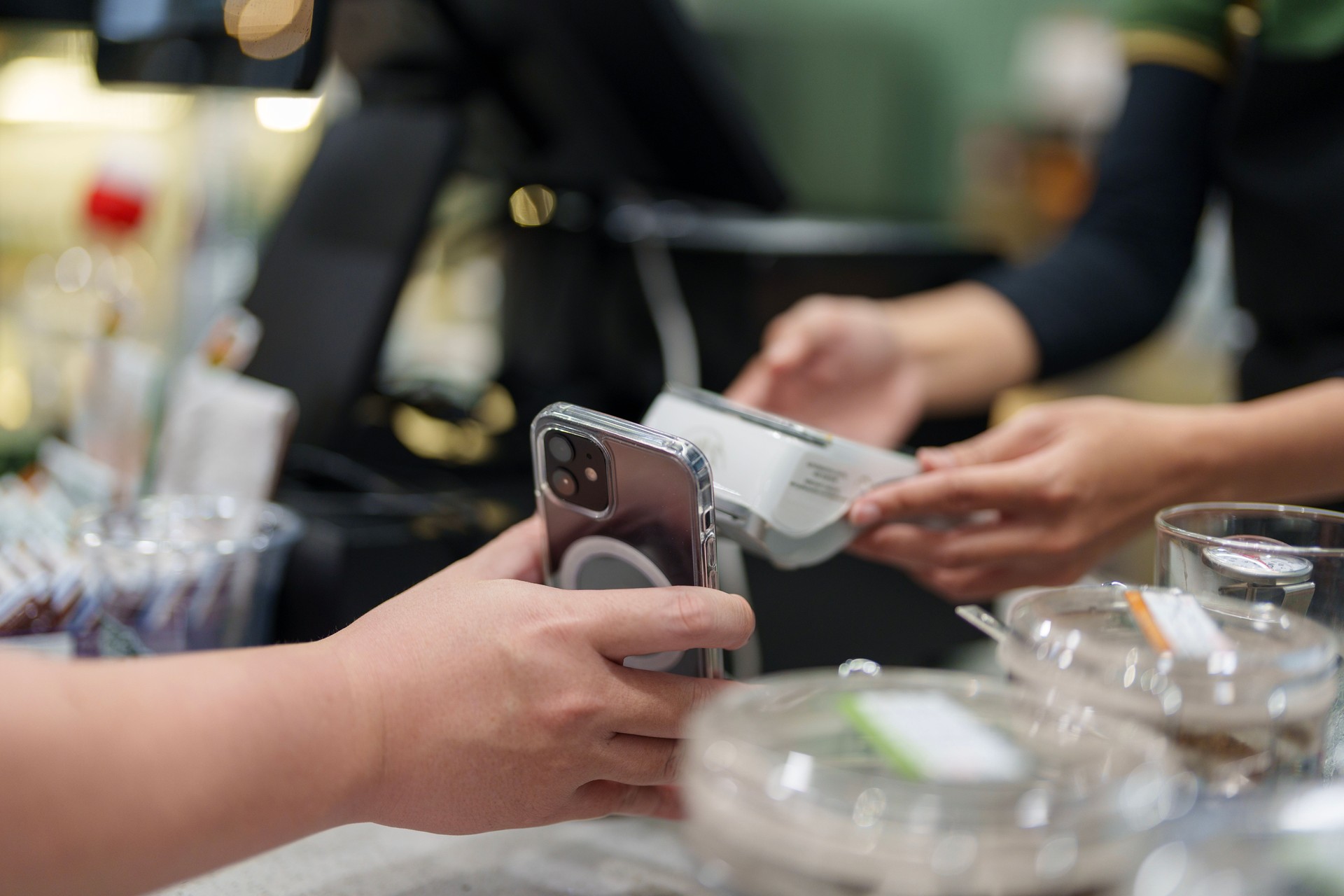 Making Contactless Payment with a Smartphone at Store Counter